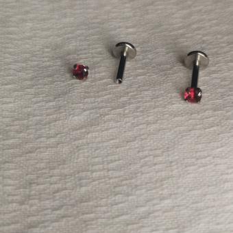 Лабретты 1.2x6x2.5 мм для пирсинга из хирургической стали 316L с красным кристаллом внутренняя резьба