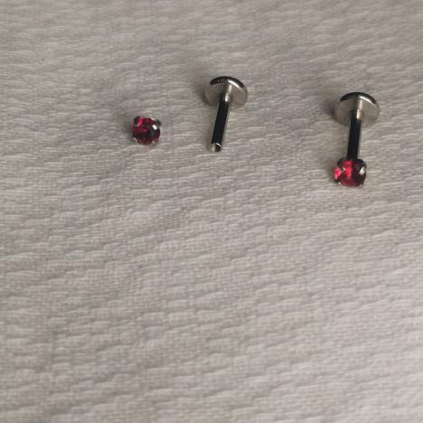 Лабретты 1.2x6x2.5 мм для пирсинга из хирургической стали 316L с красным кристаллом внутренняя резьба