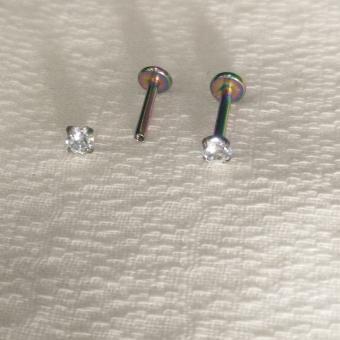 Лабретты для пирсинга со кристаллом 1.2*6-8-10*3 мм из хирургической стали 316L rainbow внутренняя резьба
