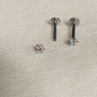 Лабретты 1.2*6-8-10*3 мм для пирсинга с треугольным переливающимся кристаллом из хир. стали 316L с внутренней резьбой.