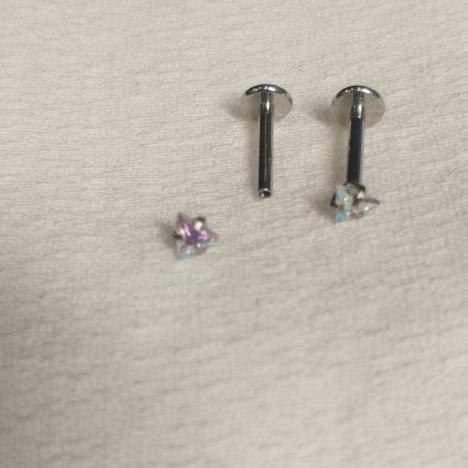 Лабретты 1.2*6-8-10*3 мм для пирсинга с треугольным переливающимся кристаллом из хир. стали 316L с внутренней резьбой.