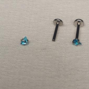 Лабретты 1.2*6-8-10*3 мм для пирсинга с треугольным голубым кристаллом из хир. стали 316L внутренняя резьба