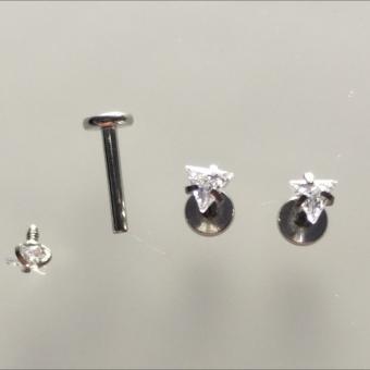 Лабретты 1.2*8*3 мм для пирсинга с треугольным кристаллом из хирургической стали 316L внутренняя резьба