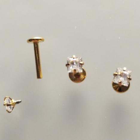 Лабретты 1.2x8x3 мм с кристаллом «квадрат» из хирургической стали 316L gold внутренняя резьба